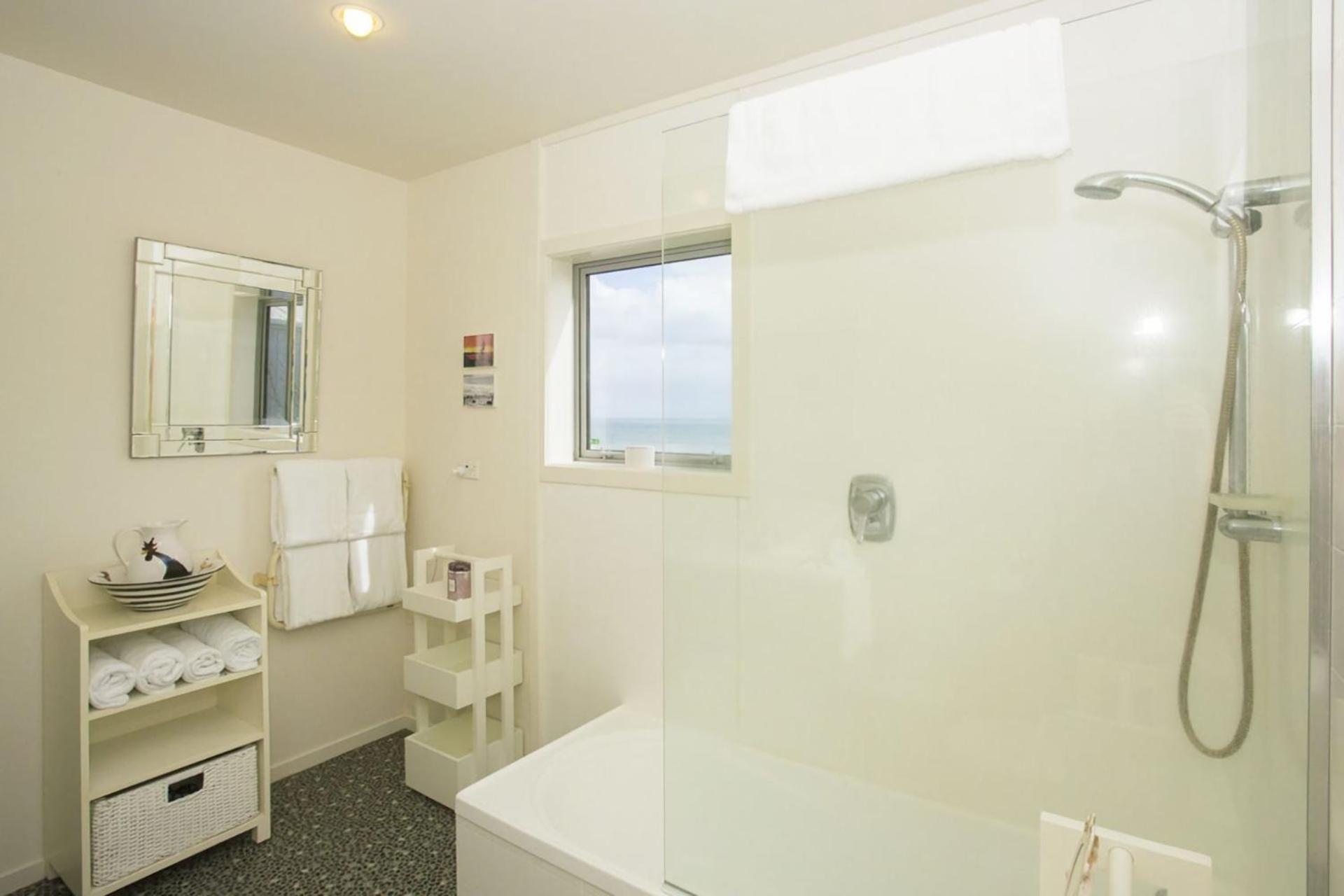 Chester Cottage Beachfront Oakura Exterior foto